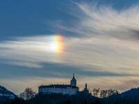 Nebensonnenerscheinung an Wolke über Schloß Hohenaschau am Abend